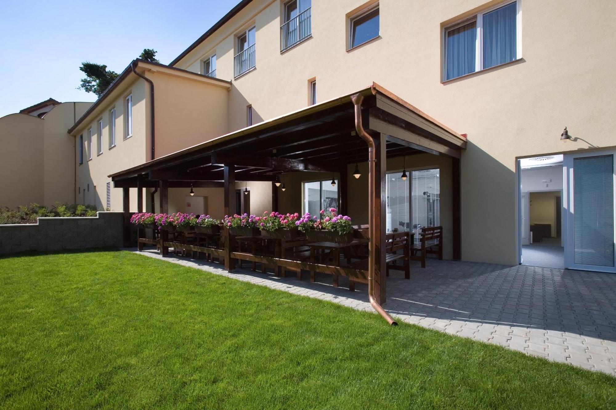 Dolce Villa Prague Exterior photo